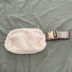 Lululemon Everywhere Belt Bag 1L Fleece White Opal/Gold preloved